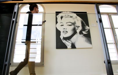 Auschnitt der Gallerie am Schloss mit Zeicnung von Marilyn Monroe