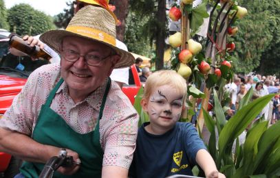 Enkel und Großvater beim Vereinstreffen, Fest des Gartenbau auf einem motorisierten Gartenbau Gerät